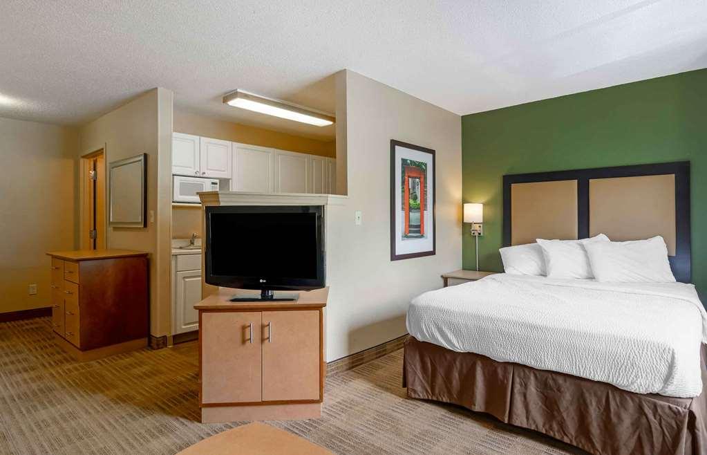 Extended Stay America Select Suites Tampa Airport Memorial Hwy Room photo